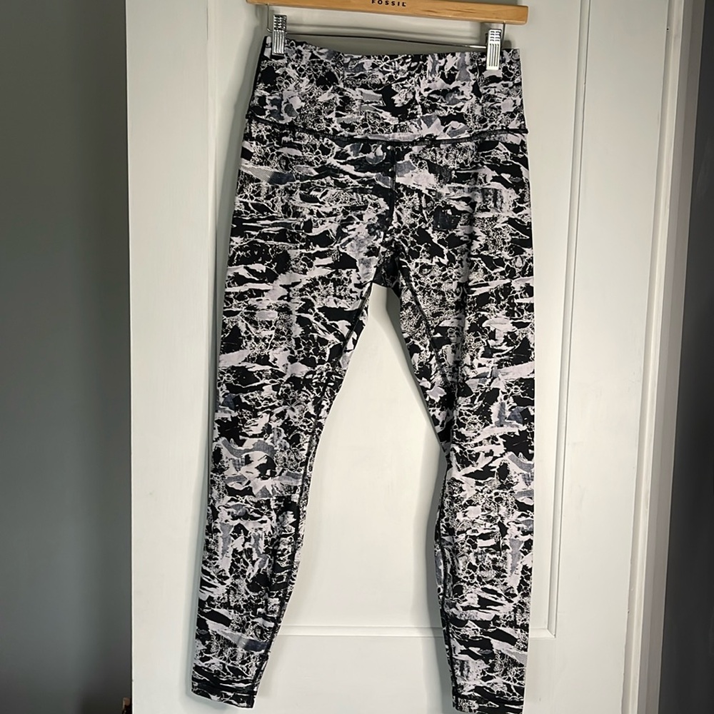 Lululemon size 10.‎ Wunder under “Starlight interlaced”. High rise. Full.EUC